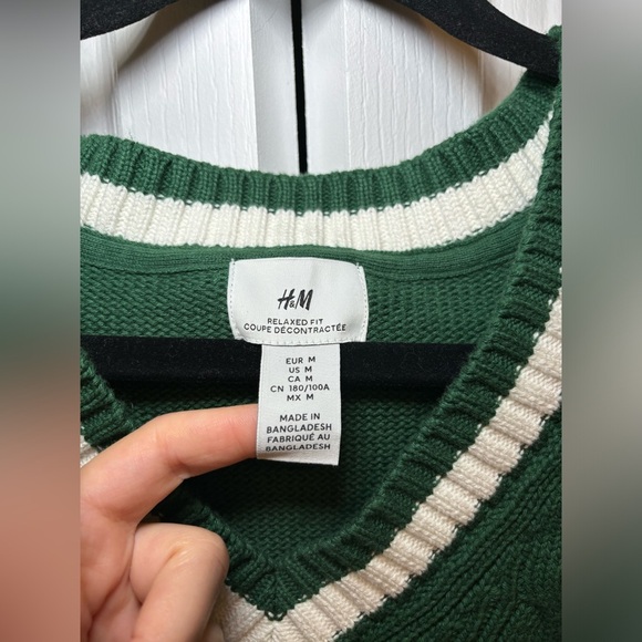 H&M - Retro Preppy Style Relaxed Fit Cable Knit Sweater Green Vest in Size M - Picture 4 of 7
